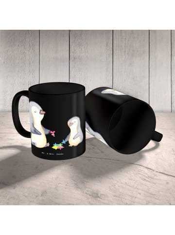 Mr. & Mrs. Panda Kaffeetasse Sozialpädagoge Herz ohne Spruch in Schwarz