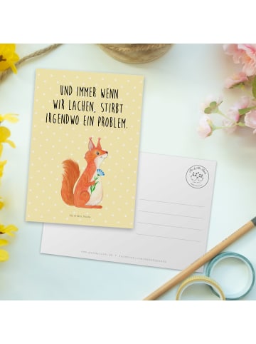 Mr. & Mrs. Panda Postkarte Eichhörnchen Blume mit Spruch in Gelb Pastell
