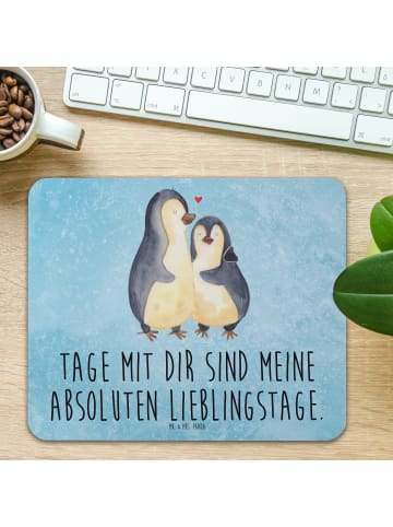 Mr. & Mrs. Panda Mauspad Pinguin umarmen mit Spruch in Eisblau