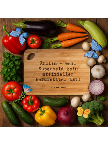Mr. & Mrs. Panda Schneidebrett Spruch Ärztin Superheld mit Spruch in Braun
