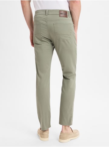 Andrew James Hose in schilf