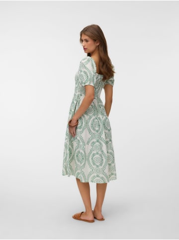 Vero Moda Gesmoktes Kleid in Snow White 2