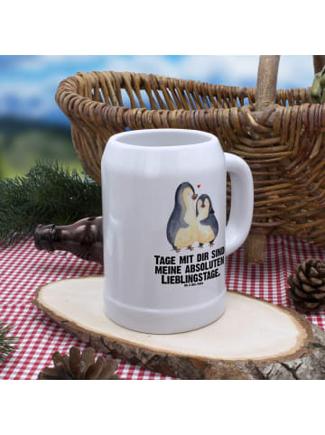 Mr. & Mrs. Panda Bierkrug Pinguin umarmen mit Spruch in Weiß