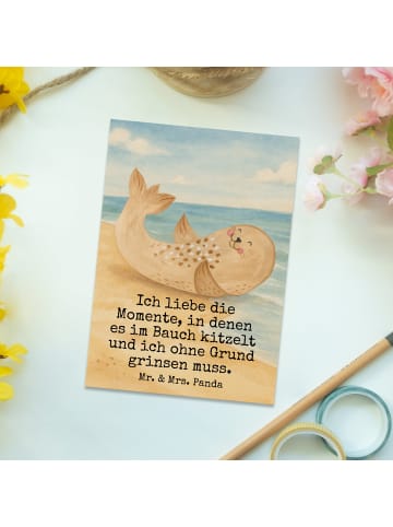Mr. & Mrs. Panda Postkarte Robbe Liegen Design mit Spruch in Weiß