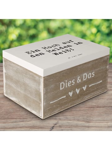 Mr. & Mrs. Panda Holztruhe Spruch Arzt Held mit Spruch in Weiß