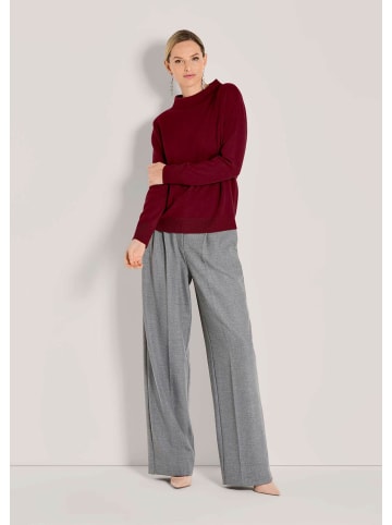 MADELEINE Eleganter Strickpullover mit Stehkragen in rubinrot