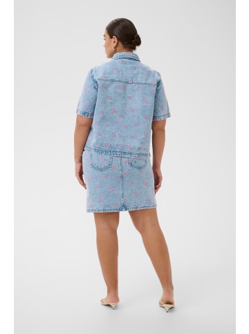KAFFE curve Hemd kurzarm KCbrandi Loose fit in Blue Denim/Pink Flower Emb.