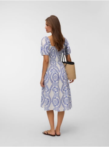 Vero Moda Gesmoktes Kleid in Snow White 1