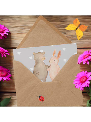 Mr. & Mrs. Panda Einladungskarte Bär und Hase Umarmen mit Spruch in Grau Pastell