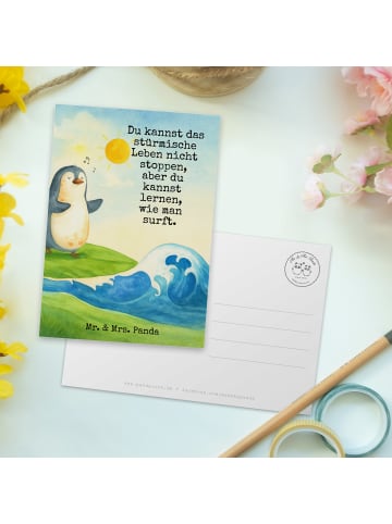 Mr. & Mrs. Panda Postkarte Pinguin Surfer Design mit Spruch in Weiß