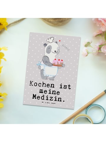 Mr. & Mrs. Panda Ansichtskarte Bär Kochen mit Spruch in Grau Pastell