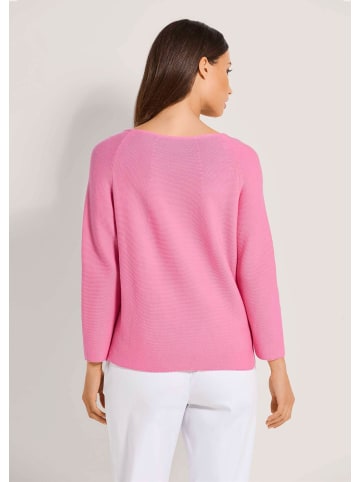 MADELEINE Pullover in modischer Kurzform in himbeersorbet