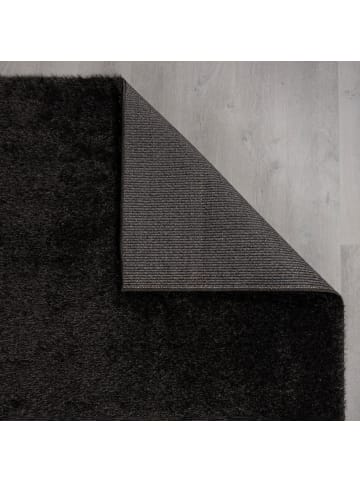 KADIMA DESIGN Hochflor-Teppich aus recyceltem Polyester in Schwarz