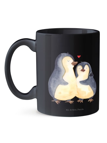 Mr. & Mrs. Panda Kaffeetasse Pinguin umarmen ohne Spruch in Schwarz