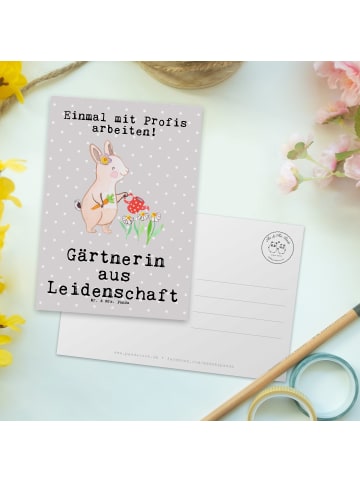 Mr. & Mrs. Panda Postkarte Gärtnerin Leidenschaft mit Spruch in Grau Pastell