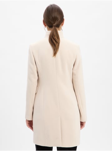 comma Mantel in sand