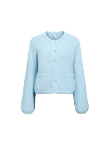 Object Pullover in winter sky