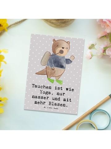 Mr. & Mrs. Panda Ansichtskarte Tauchen Yoga mit Spruch in Grau Pastell