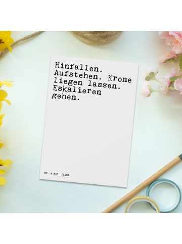 Mr. & Mrs. Panda Postkarte Hinfallen. Aufstehen. Krone liegen...... in Weiß