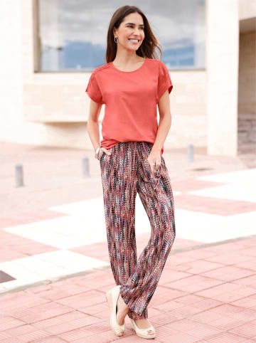 Sieh an! Druckhose in rosenquarz-rauchblau-bedruckt