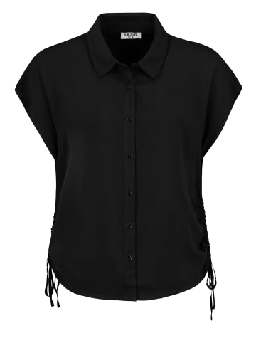 Sublevel Kurzarmbluse mit Kragen, Knopfleiste und Seitenschnürung in Schwarz