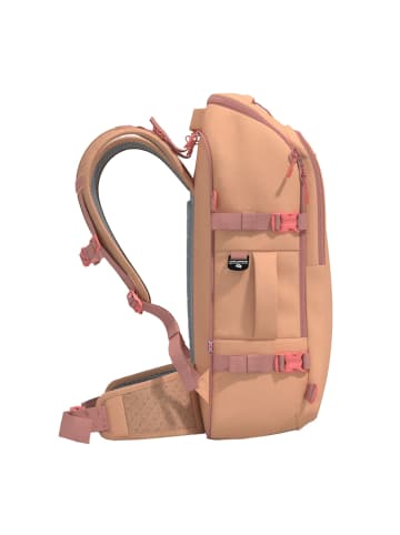 Cabinzero Adventure Cabin Bag ADV Pro 42L Rucksack 55 cm Laptopfach in sunny day
