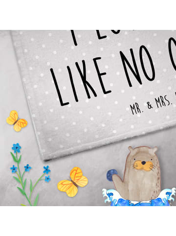 Mr. & Mrs. Panda Handtuch Otter Hände halten mit Spruch in Grau Pastell