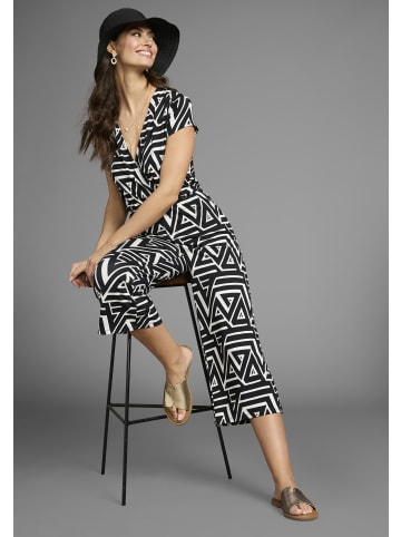 Laura Scott Sonnenhut in schwarz