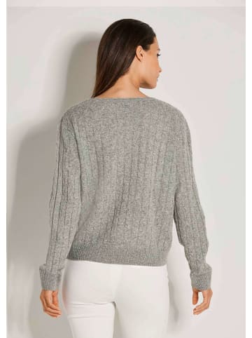 MADELEINE Eleganter Wollpullover mit Zopfmuster in steingrau / melange
