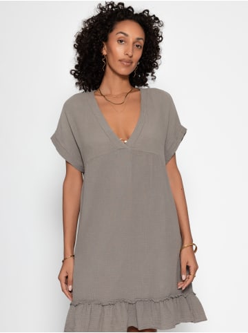 SASSYCLASSY Musselin Kleid mit V-Ausschnitt in Taupe