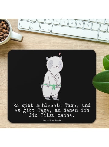 Mr. & Mrs. Panda Mauspad Panda Jiu Jitsu mit Spruch in Schwarz