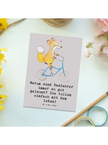 Mr. & Mrs. Panda Postkarte Radsport Glück mit Spruch in Grau Pastell