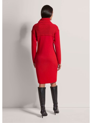 MADELEINE Legeres Strickkleid mit weitem Rollkragen in rot