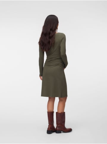 mama licious Kleid in Grape Leaf 1