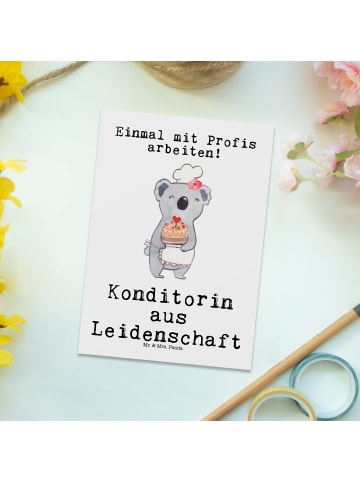 Mr. & Mrs. Panda Postkarte Konditorin Leidenschaft mit Spruch in Weiß