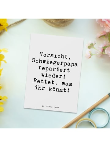 Mr. & Mrs. Panda Postkarte Schwiegerpapa Repariert mit Spruch in Weiß