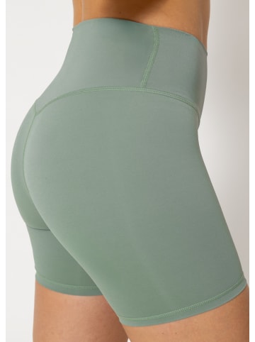 SASSYCLASSY Kurze Sportleggings in Grün