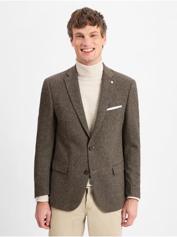 Andrew James Sakko in braun