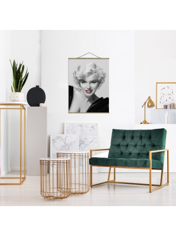 WALLART Stoffbild mit Posterleisten - Marilyn auf Sofa in Grau