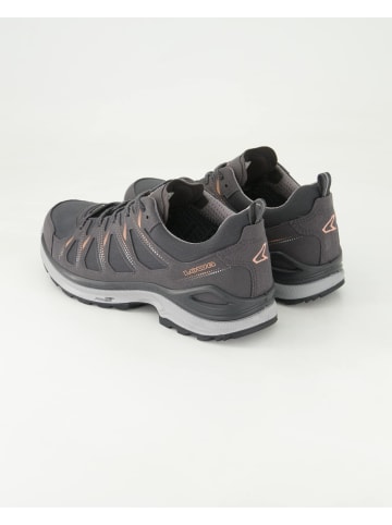 LOWA Wanderschuhe in Grau