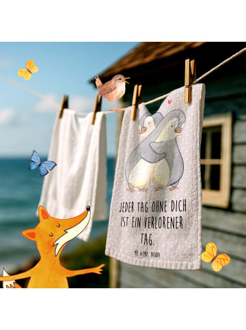 Mr. & Mrs. Panda Gästehandtuch Pinguine Kuscheln mit Spruch in Grau Pastell