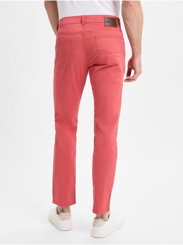 Andrew James Hose in koralle