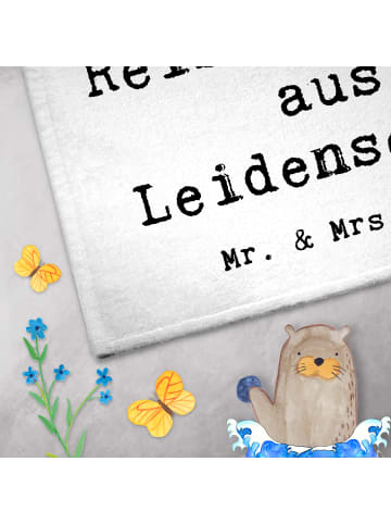 Mr. & Mrs. Panda Handtuch Reiseleiterin Leidenschaft mit Spruch in Weiß
