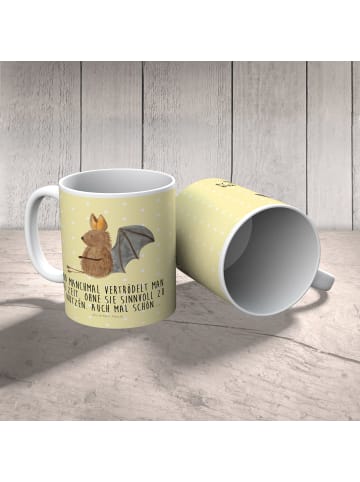 Mr. & Mrs. Panda Kindertasse Fledermaus Sitzen mit Spruch in Gelb Pastell