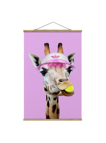 WALLART Stoffbild - Jonas Loose - Giraffe beim Tennis in Pink