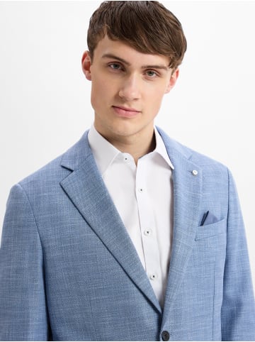Andrew James Sakko in hellblau