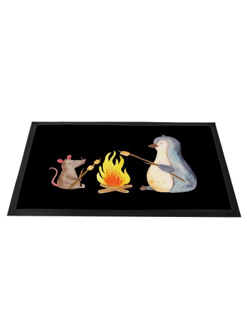 Mr. & Mrs. Panda Bodenvorleger Pinguin Lagerfeuer ohne Spruch in Schwarz