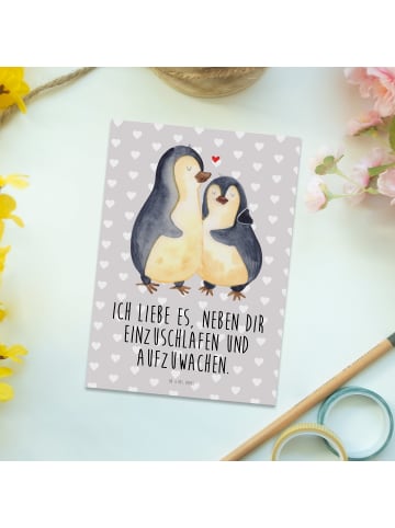 Mr. & Mrs. Panda Postkarte Pinguine Einschlafen mit Spruch in Grau Pastell