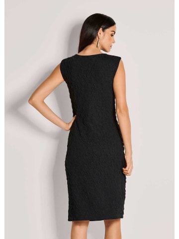 MADELEINE Elegantes ärmelloses Kleid mit Struktur in schwarz
