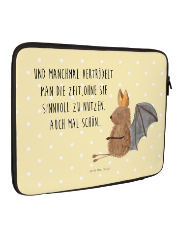 Mr. & Mrs. Panda Laptop Tasche Fledermaus Sitzen mit Spruch in Gelb Pastell